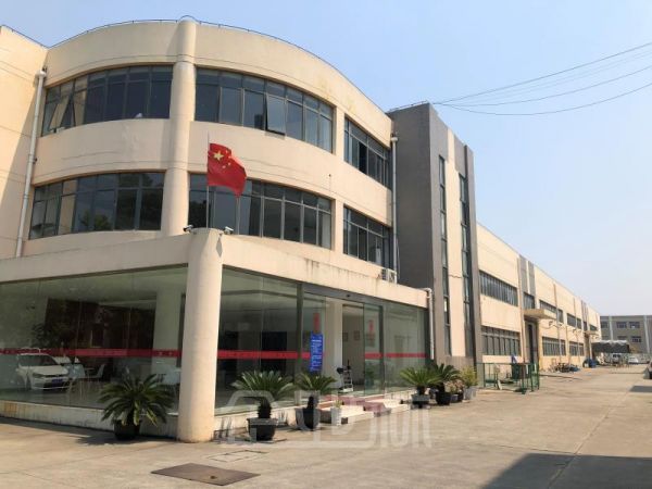 青浦工业区独门独院104地块单层厂房出售面积16289平，产证齐全，可注册可环评